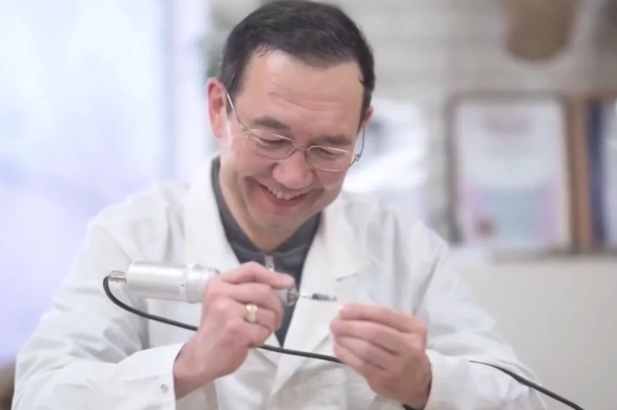    Глава Якутии подарил жене и дочерям на 8 марта браслеты из бивня мамонта