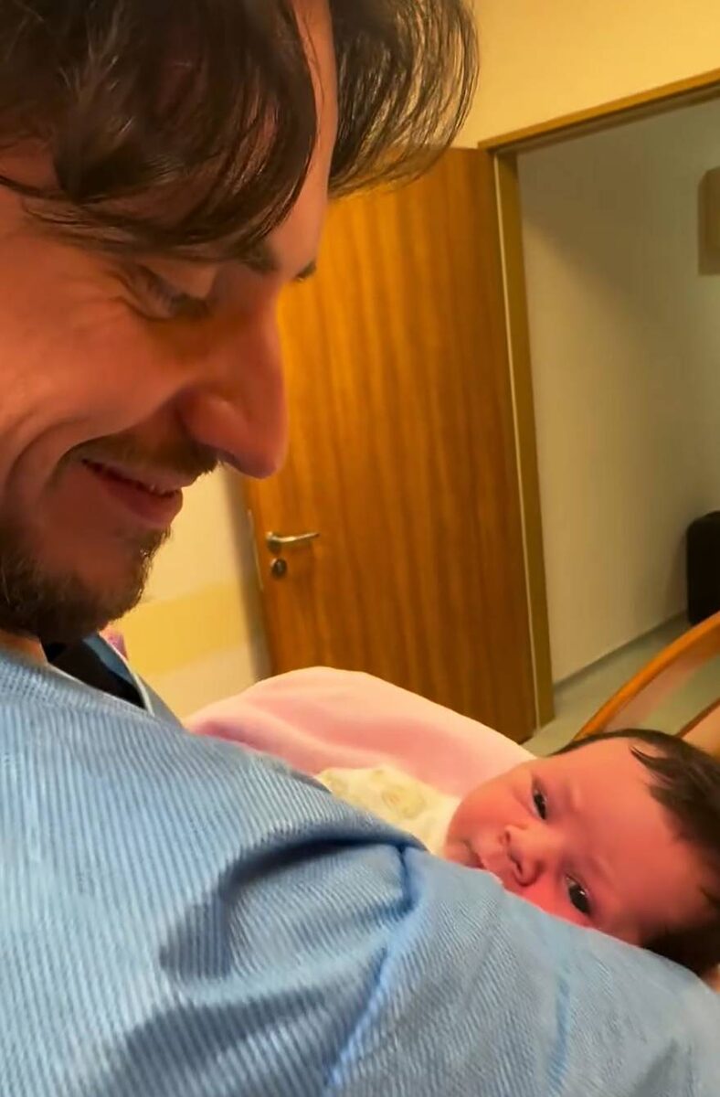    Сергей Полунин показал лицо новорожденнойКадр из видео