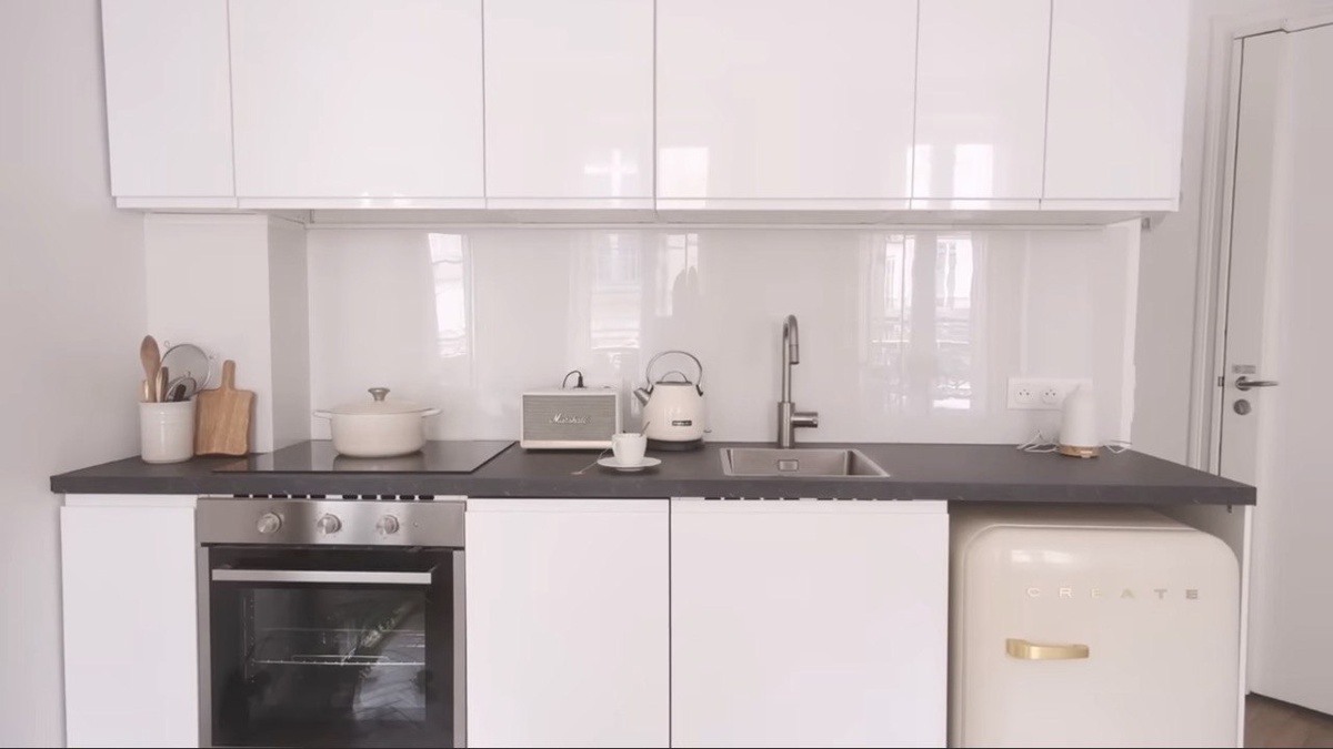 Маленький ретро-холодильник под столешницей увеличивает рабочую зону