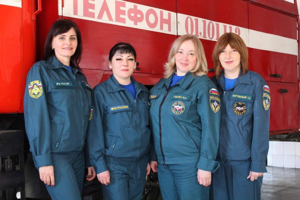  На фото диспетчеры 31-ой пожарно-спасательной части Валентина Ерёмина, Лия Абардом, Юлия Габенко и Такуи Вартеваньян. admin
