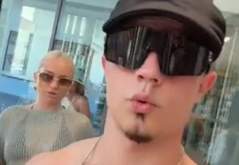 Элина Рахимова выпрашивает у Гуранды в Китае подарки