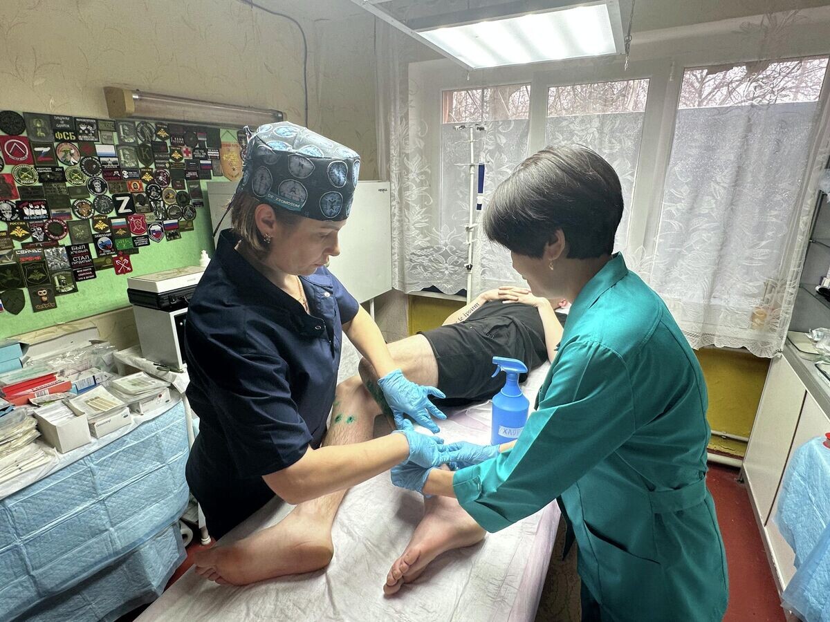    Перевязка раненого медиками медроты | © РИА Новости / Андрей Коц