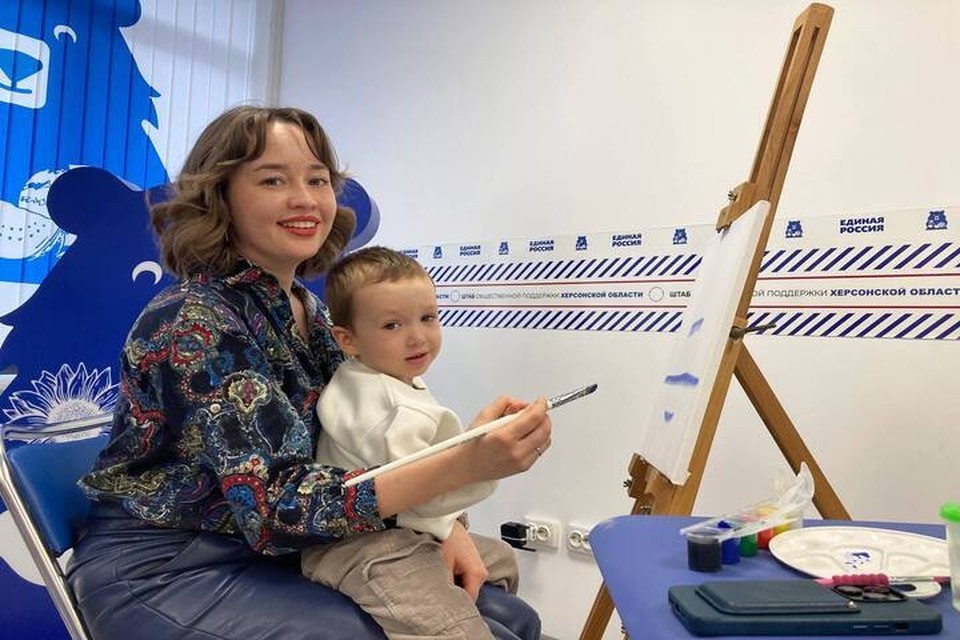    Жены херсонцев-участников СВО рисуют портреты супругов. Фото: филиал фонда «Защитники Отечества» по Херсонской области