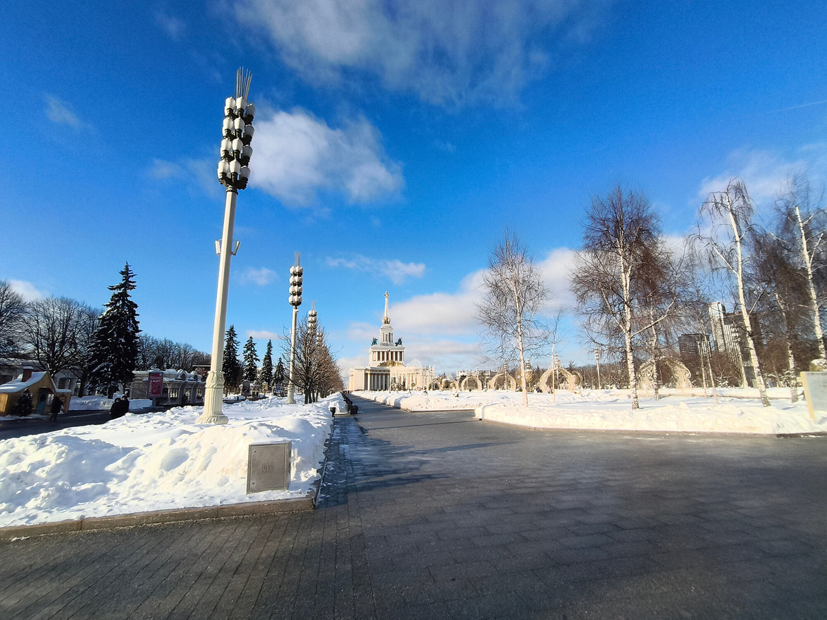 В память об истоках фонари на главной аллее и сегодня выполнены в форме колоса, а в теремках с едой на всей территории комплекса можно купить так называемый «русский колосок» — десерт из обжаренного заварного теста с разными топпингами