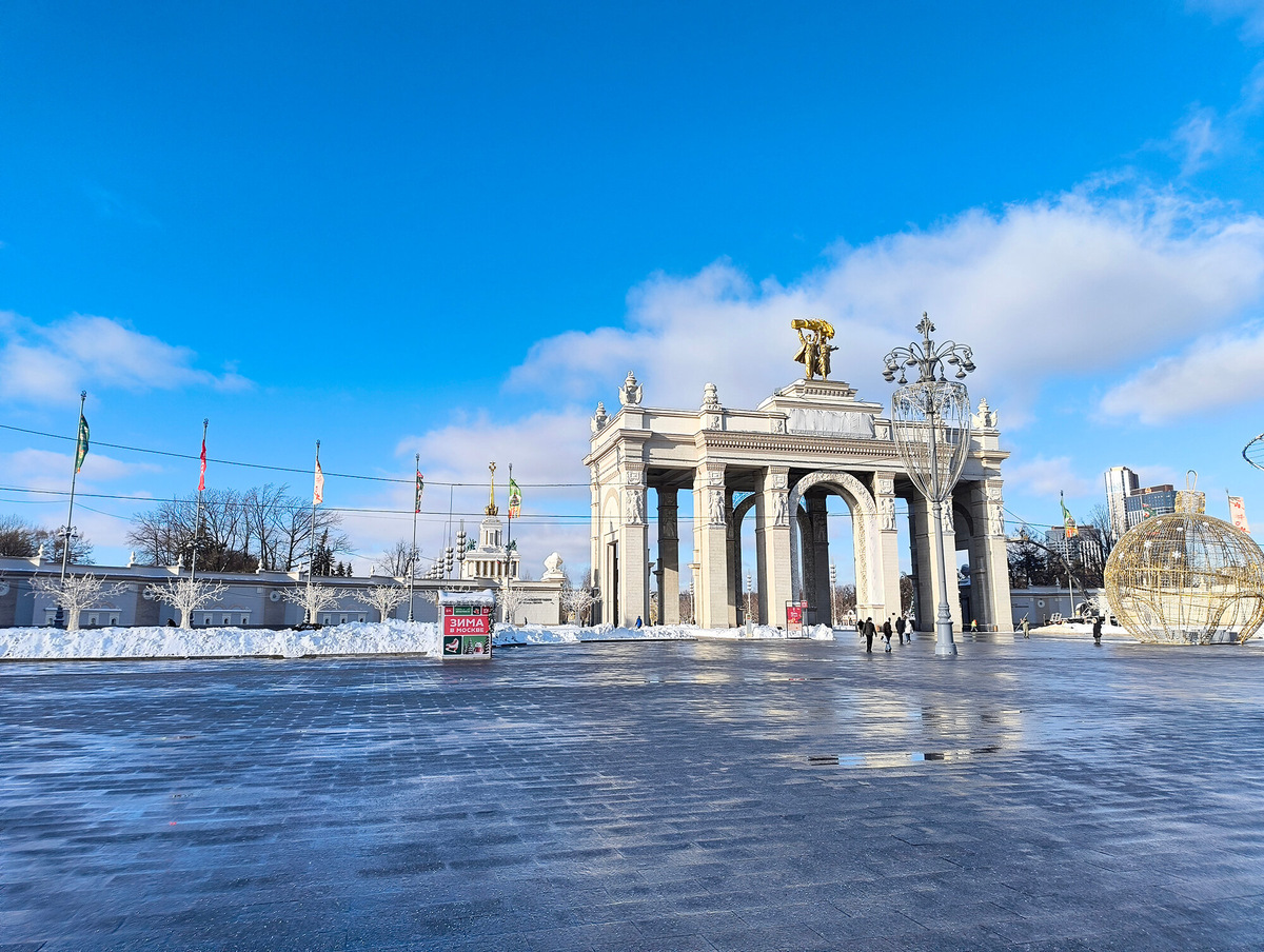 С учётом скульптуры «Тракторист и колхозница» высота арки Главного входа — 32 м.