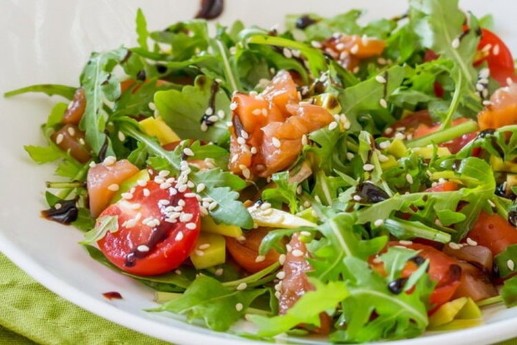 Кето-салат с лососем, рукколой и яблоками