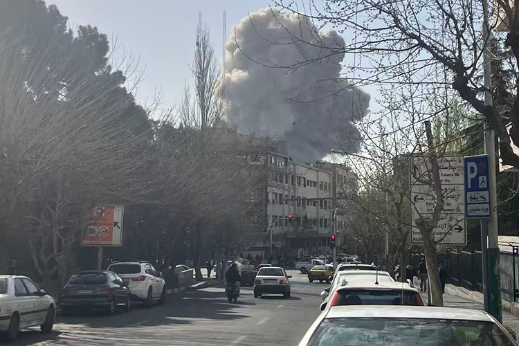    28 февраля американо-израильская военная группировка нанесла ракетно-бомбовые удары по территории Исламской Республики Иран.   
Фото: © Wen Gao / XinHua / www.globallookpress.com