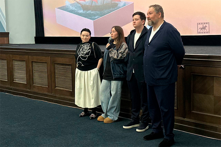    Станислав Дужников, известный по ролям Лени из сериала «Воронины» и Бомбы из «ДМБ». Вместе с продюсером Аллой Каргиной он презентовал в Казани фильм «Сюрприз для мамы».   
Фото предоставлено кинотеатром КДК им. В.И. Ленина