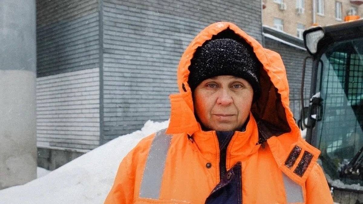    Дорожный рабочий Татьяна Нечипоренко не боится холодов и обильных снегопадов / Фото: ГБУ «Автомобильные дороги»