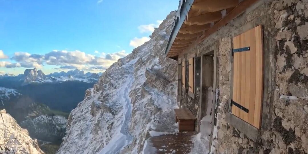 Фото самого одинокого дома в мире: для чего построили его на высоте в 3 километра?