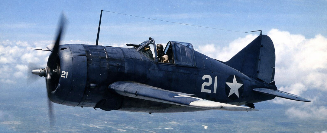 Истребитель Brewster F2A-3 Buffalo в полете во время тренировочного полета с военно-морской авиабазы ​​Майами в августе 1942 года
