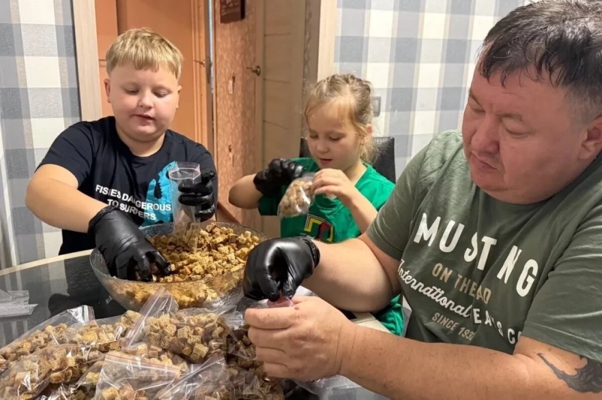    Дети бизнес-вумен из Кузбасса сушат сухари для бойцов СВО