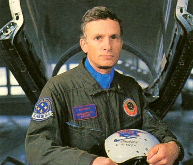 77 лет — Владимиру Павловичу Басову, первому ведущему авиационной группы высшего пилотажа «Русские Витязи