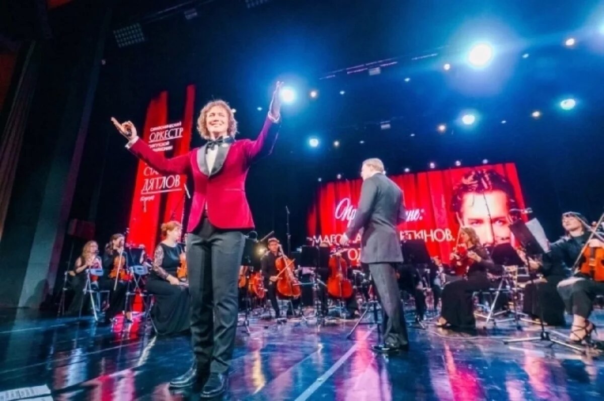    Симфонический оркестр Сургутской филармонии под управлением дирижера Станислава Дятлова исполнил произведения для женщин.