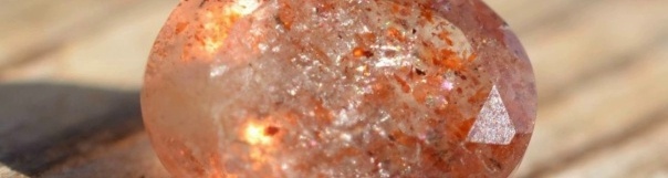 Солнечный камень. Фото в свободном доступе.