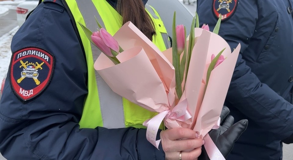    Нижегородские инспекторы ГАИ поздравили автоледи с 8 Марта прямо на дороге. ГУ МВД по Нижегородской области