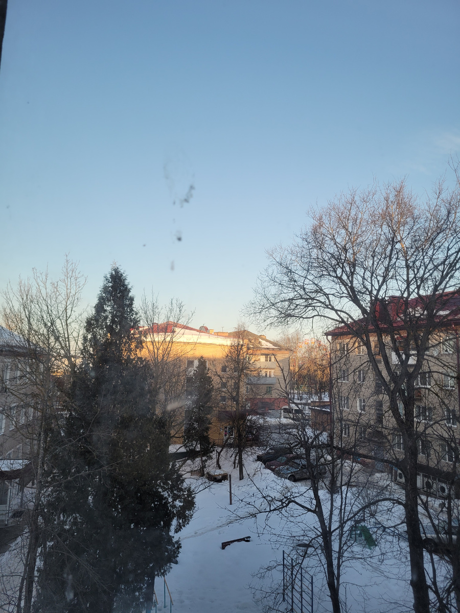 Вид из окна замечательный. Погода радует. 