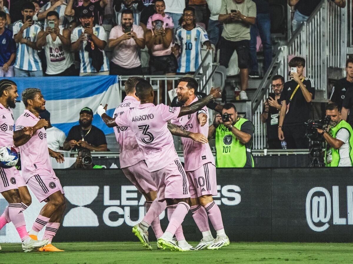    Нападающий "Интер Майами" Лионель Месси (справа) с партнерами | © Фото : Пресс-служба "Интер Майами"