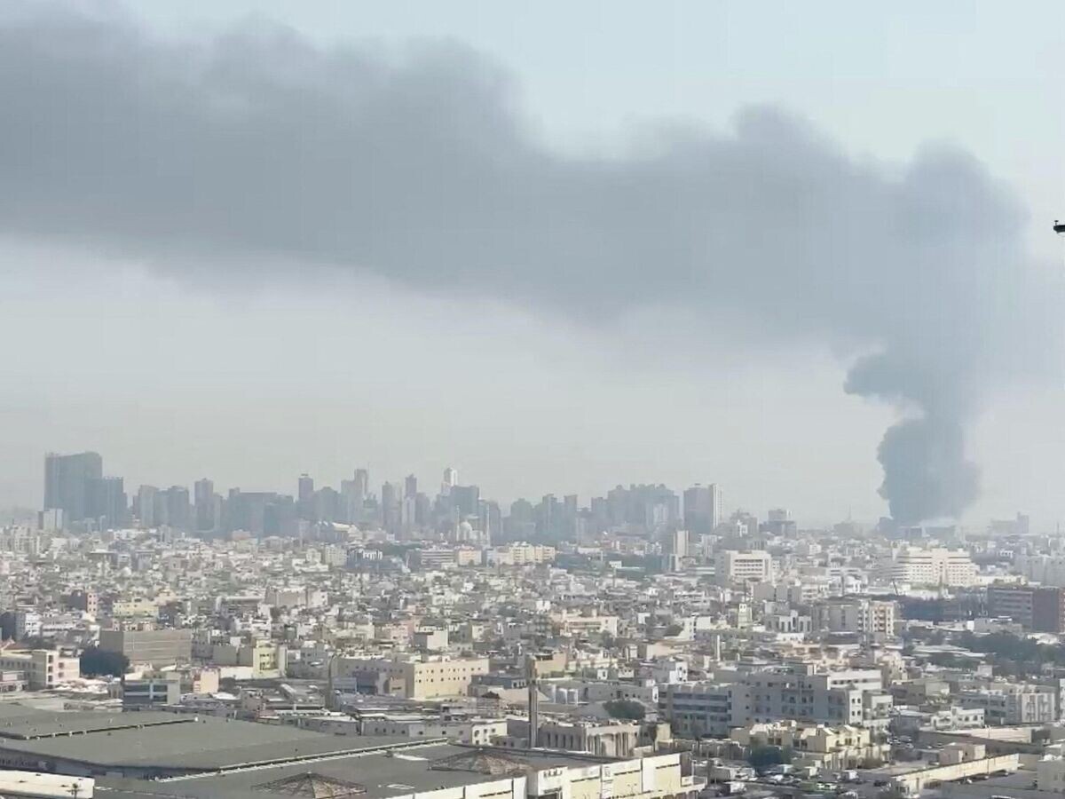    Дым на месте авиаудара по центру обслуживания пятого флота США в Манаме, Бахрейн | © REUTERS / VIDEO OBTAINED BY REUTERS