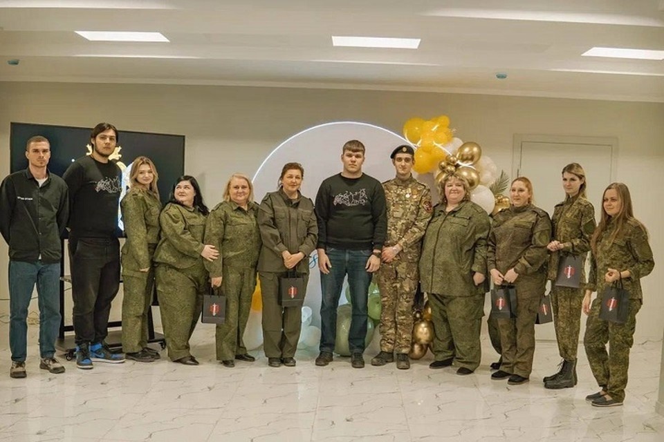    Следком ДНР и Народная дружина поздравили женщин-следователей с 8 Марта. Фото: Следком ДНР