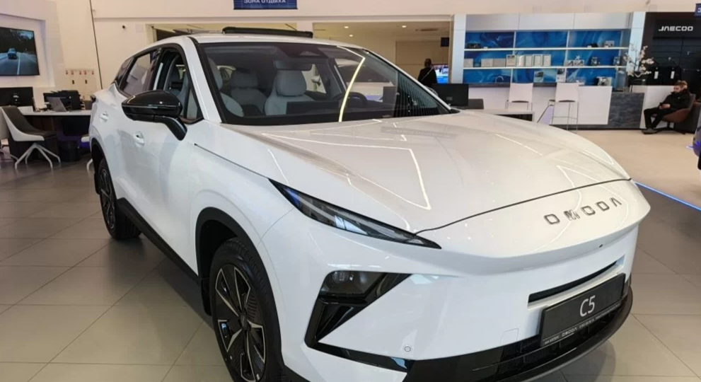 Ладу Азимут можно не ждать, у дилеров появились Omoda C5 в новом кузове. Сколько они стоят?