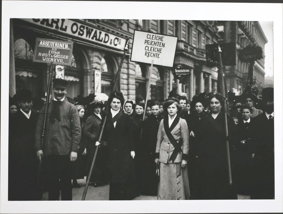 Демонстрация суфражисток в Вене, Австрия/ (Особенно активным суфражистское движение было в Великобритании и США. )