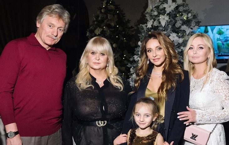 Дмитрий Песков, мама Раиса, Татьяна Навка с дочерью и родной сестрой