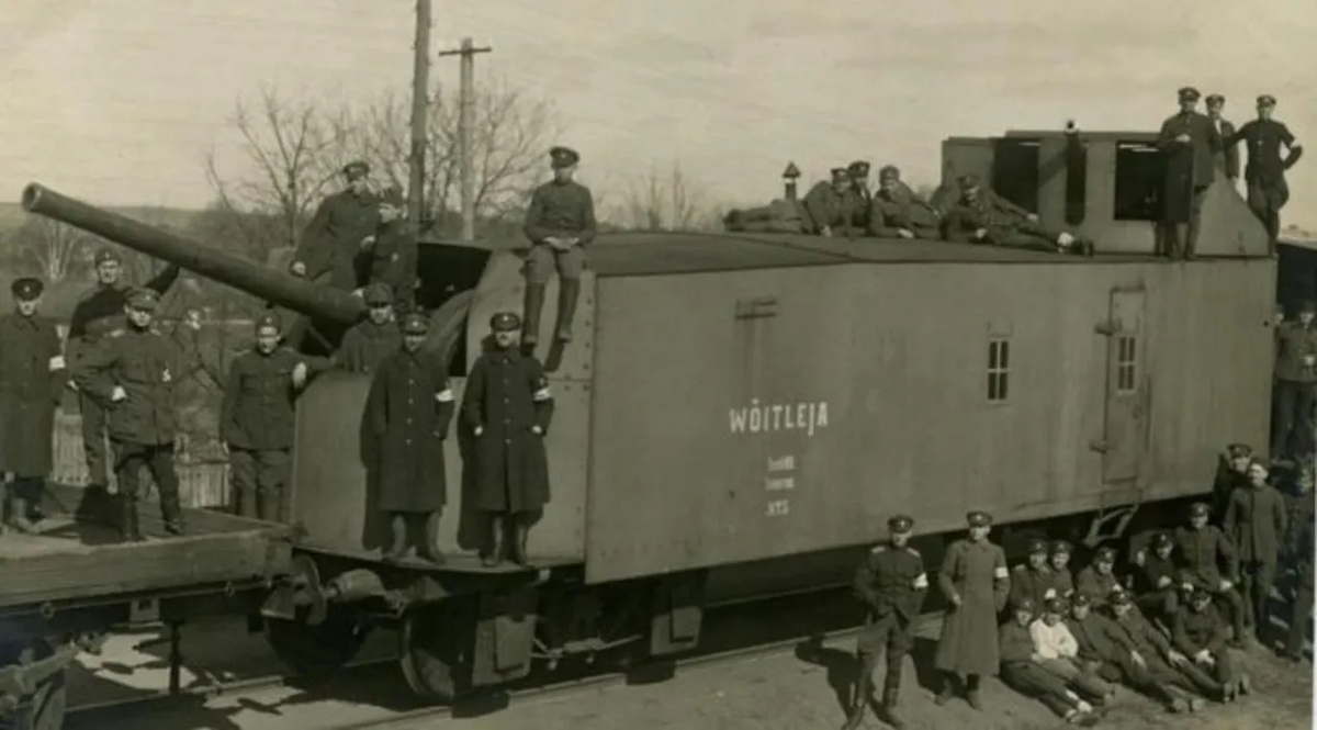 Бронепоезд «эстонской армии», экипаж которого состоял из русских офицеров