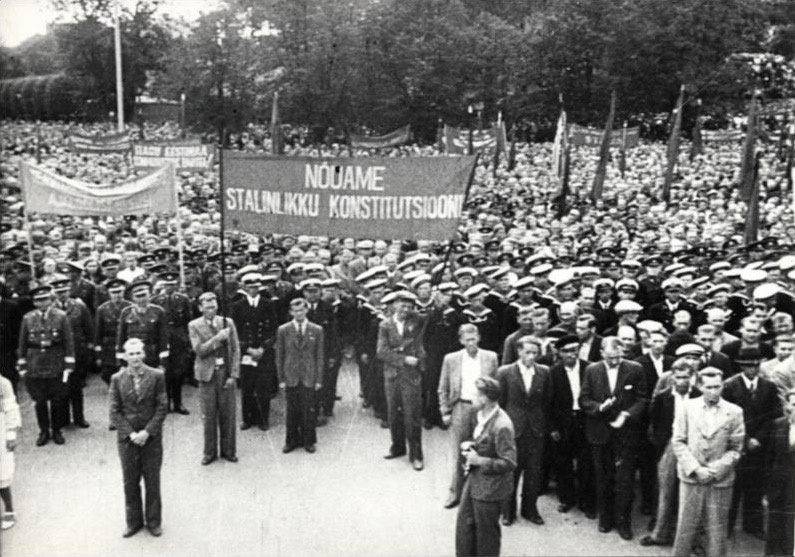 Митинг в Таллине в 1940 г. с лозунгом «Требуем сталинскую Конституцию!»