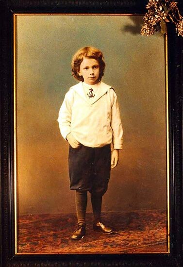 Под этим фото часто пишут: «Лев Толстой в детстве». Это ошибка. На самом деле, на портрете запечатлён его младший сын Иван, 13-й и последний ребёнок.