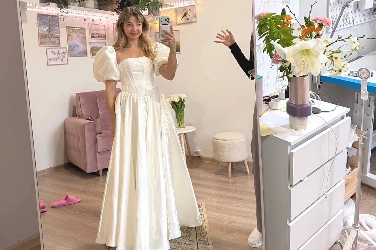    Блогер из Волгограда Аня Покров показала видео с примерки свадебных платьев
