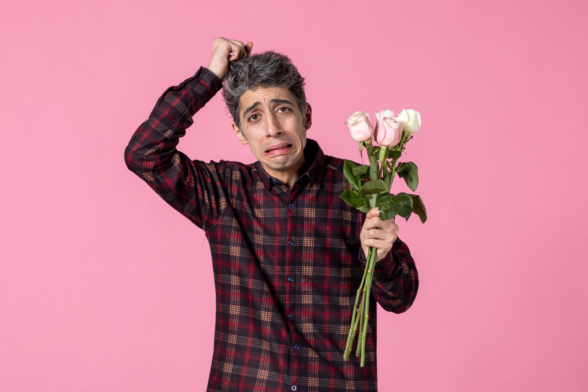    Мужчина с букетом. @kamranaydinov/freepik.com