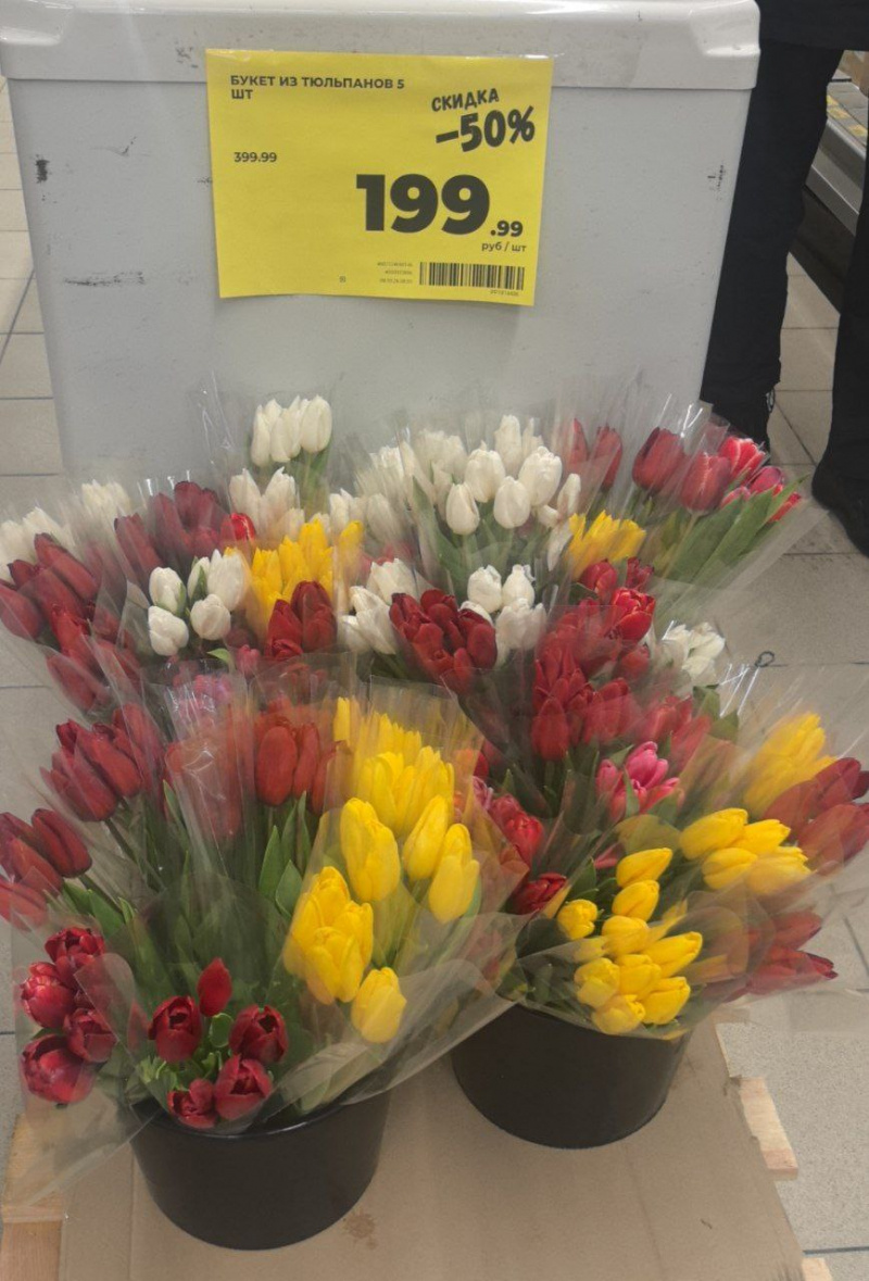    Торговцы цветами резко скинули цены на тюльпаны под ПетрозаводскомФактор