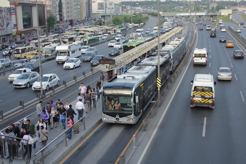 Линия метробуса в Стамбуле. Фото из открытых источников