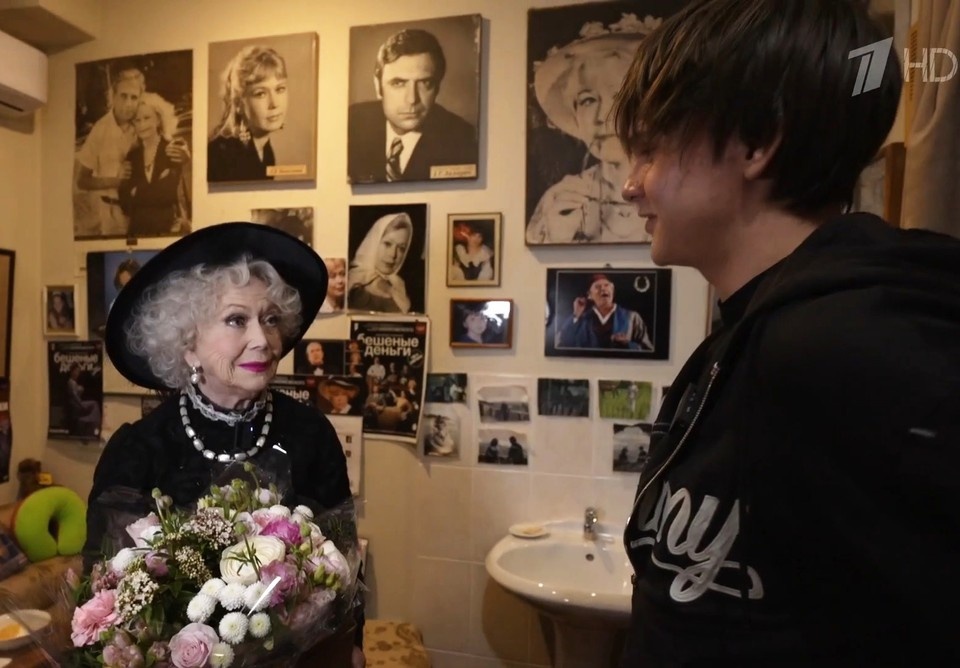    Светлана Немоляева с удовольствием послушала мини-концерт от оренбуржца. Фото: скриншот передачи на Первом канале.