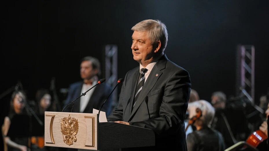 Губернатор Воронежской области Александр Гусев и председатель областной Думы Юрий Матузов поздравили женщин с 8 марта