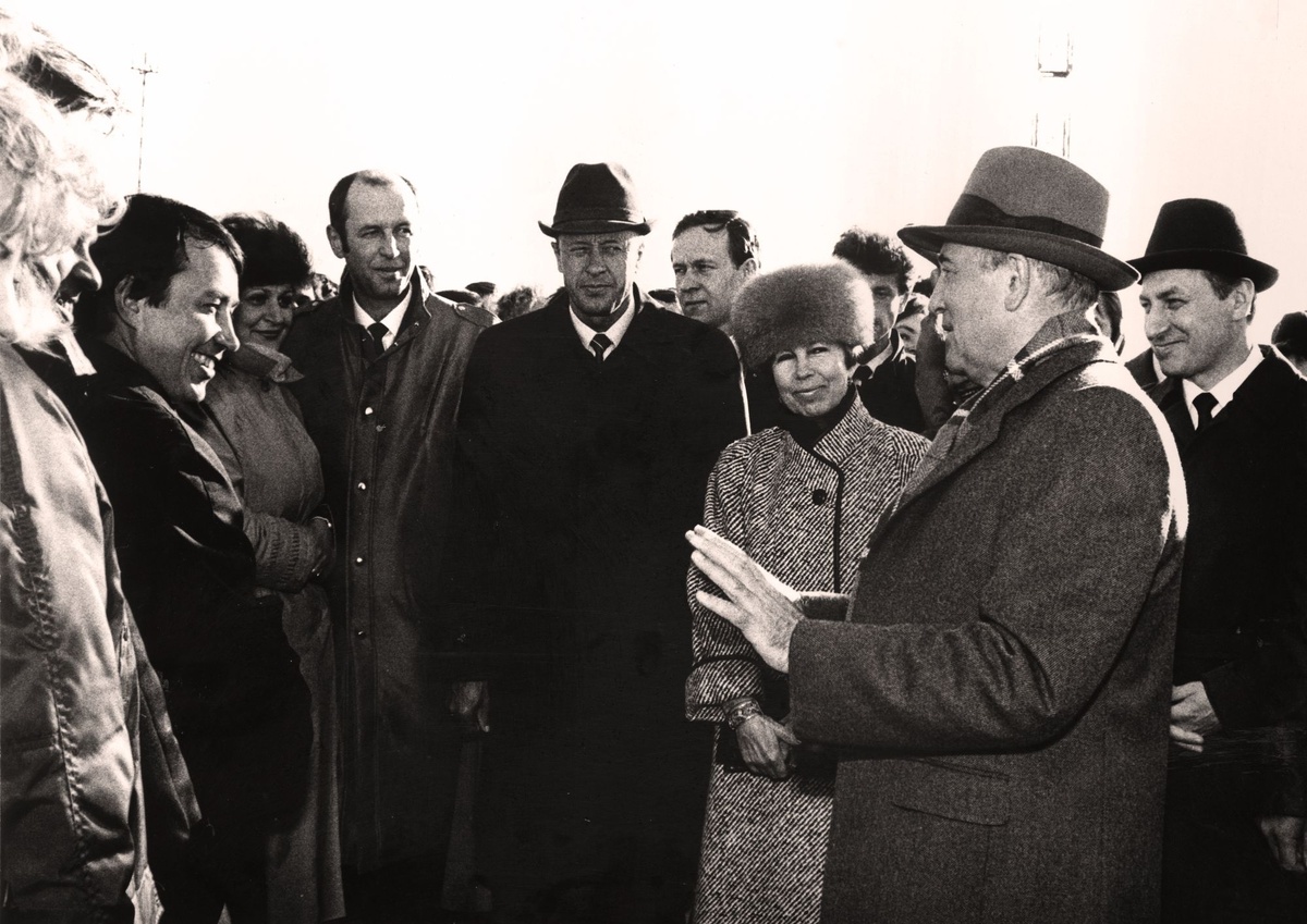 Встреча М. С. Горбачева (2-й справа) и Р. М. Горбачевой с жителями г. Мурманска в аэропорту, источник: из фондов ГАМО