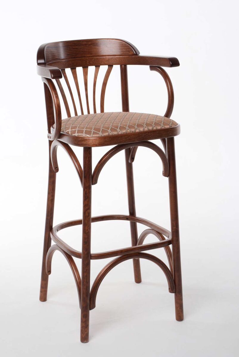 Исходная фотография барного стула, снятая на белой циклораме с профессиональным студийным светом в Белой Студии. Без обработки