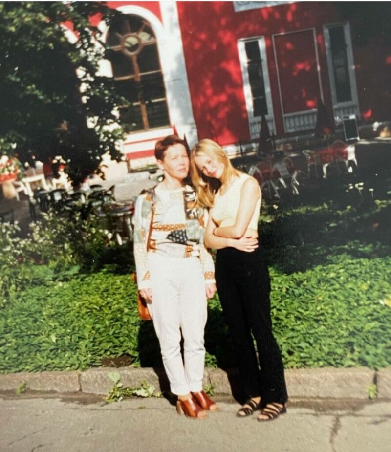    Светлана Устинова рядом с мамой, страдающей от тяжелого недуга.