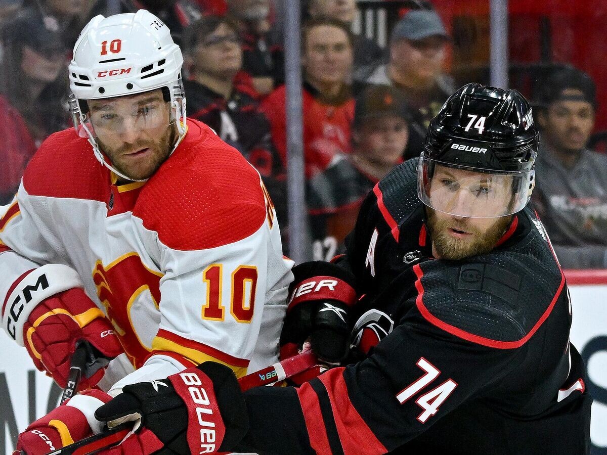    Эпизод матча "Каролина Харрикейнз" - "Калгари Флэймз" | © Фото : nhl.com