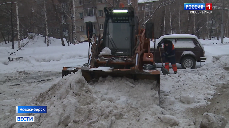 Коммунальщики очищают Новосибирск от последствий мощного снегопада