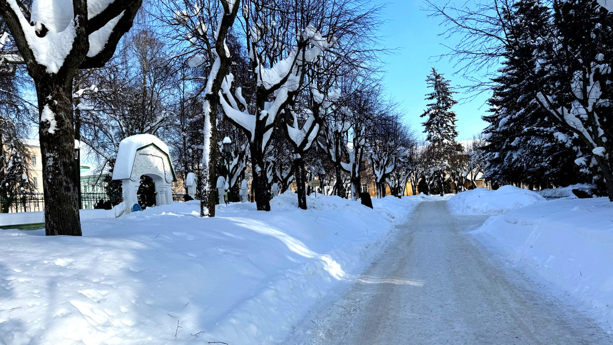 Зимние улицы Сергиева Посада рядом с Троице-Сергиевой лаврой.