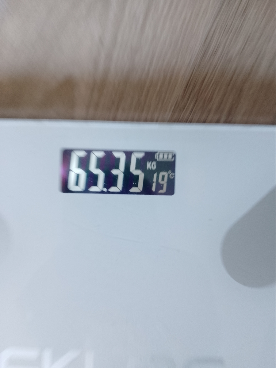 Фото сделано вчера. Сегодня было 65,150---но с праздником замешкалась и про фото забыла. Я вообще на этой неделе дни перепутала. 