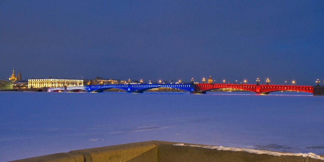 В Петербурге в честь 8 Марта три моста подсветят в цвета российского флага