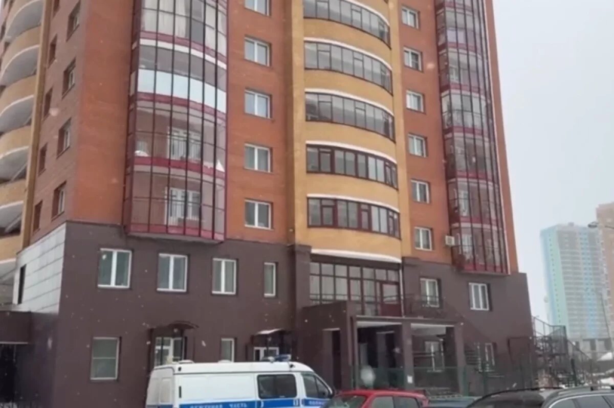    Тела женщины и ребёнка нашли под окнами многоэтажки в Красноярске