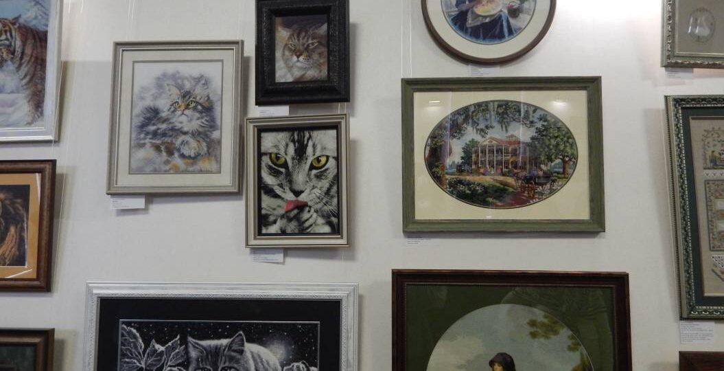 В большом зале музея «Город» на улице Льва Толстого, 24 в Барнауле открылась выставка «Весна в городе