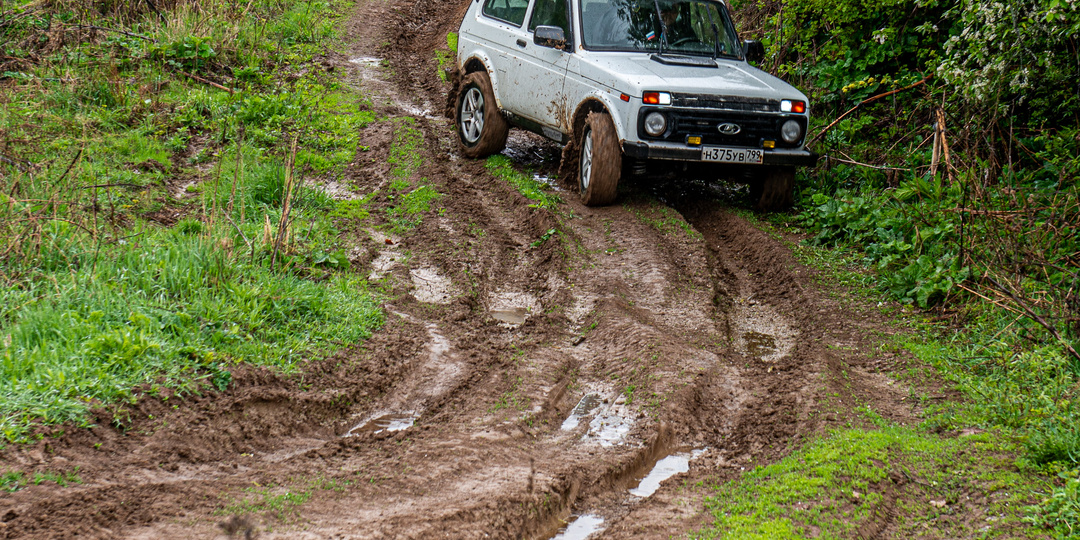 Поставил на Ниву внедорожные шины отечественного производителя. Теперь езжу где хочу и как хочу