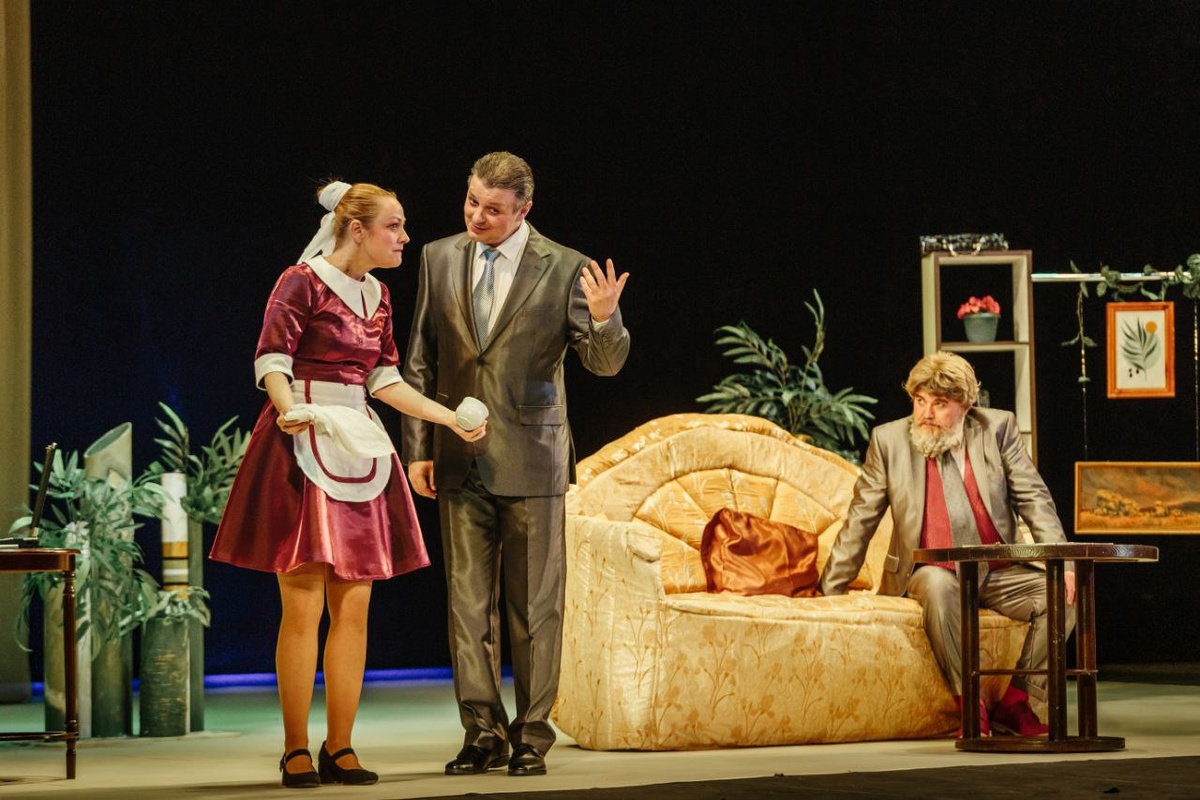    В бобруйском театре состоялась премьера популярной комедии «Две дюжины алых роз»