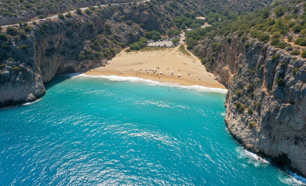Знаменитый пляж Капуташ в Каше, вид сверху на бирюзовую воду и ущелье.