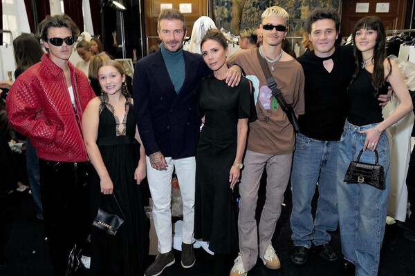 Виктория Бекхэм впервые представила свою коллекцию в Париже. Поддержать Викторию пришла вся ее семья: родители Джеки и Энтони Адамс, сестра Луиза, супруг Дэвид, сыновья Бруклин, Ромео и Круз, дочь Харпер. Не смогла пропустить показ свекрови и Никола Пельтц, с которой, если верить прессе, у экс-солистки Spice Girls не меньше, чем «холодная война» / victoriabeckham/Instagram   📷